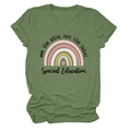 Vue détaillée à plat du T-shirt vert à col rond avec arc-en-ciel et texte imprimé - Vert olive