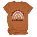 Détail du t-shirt orange rouille avec imprimé arc-en-ciel et slogan inspirant - Orange Brûlé (Texte Noir)