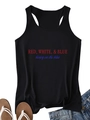 Zwarte racerback tanktop met Red White & Blue tekst, plat neergelegd in zomerse sfeer - S / Zwart