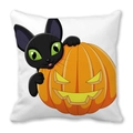Detail eines Halloween-Kissenbezugs mit Cartoon-Katze und leuchtendem Kürbis-Design - Großäugige Schwarze Katze mit Kürbis (3)