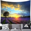 Wandteppich mit Lavendelfeld bei Sonnenuntergang über einem grauen Sofa hängend - Muster 14-100x70 (Pfirsichhaut)