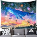 Wandteppich mit Wal im Sternenhimmel über dem Sofa in modernem Wohnzimmer-Dekor - 150x100(Pfirsichhaut) / Blauwal Sterne Planeten Stadt
