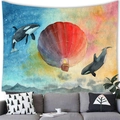 Tapiz artístico de ballena colgado sobre un sofá gris en una decoración de sala acogedora - 100x70(Piel de Melocotón) / Globo Rojo Orcas Voladoras