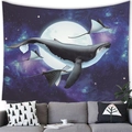 Detalle del tapiz de ballena de fantasía colgado sobre un sofá en un salón moderno - 100x70(Piel de Melocotón) / Luna Llena Ballena Manta Raya