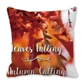 Funda de cojín otoñal con estampado de hojas de arce y texto Leaves Falling - Hojas de arce oscuras y naranjas superpuestas