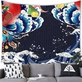 Detalle de tapiz con ola Ukiyo-e colgado en un salón decorado de estilo moderno - 150x100(Piel de Melocotón) / Ola Azul Oscuro Koi