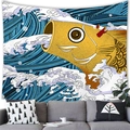 Tapiz japonés Ukiyo-e con carpa koi dorada y olas azules sobre un sofá moderno - 100x70(Piel de Melocotón) / Pez Koi Dorado