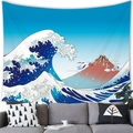 Detalle de un tapiz japonés Ukiyoe colgado sobre un sofá en un salón contemporáneo - 100x70(Piel de Melocotón) / Monte Fuji y Grulla Voladora