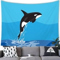 Tapiz de pared moderno con ilustración de salto de orca sobre un sofá gris minimalista - 100x70(Piel de Melocotón) / Ilustración Vectorial Orca Saltando