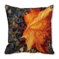 Funda de cojín de piel de melocotón con hojas de otoño y texto decorativo - Hoja de arce rojo naranja con rocío y piedras