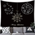 Detalle de tapiz navideño con copos dorados sobre tela negra colgado sobre un sofá gris - 100x70(Piel de Melocotón) / Diseño Bola de Navidad Copos Negro Oro Blanco (11)
