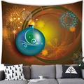Tapiz navideño con adorno azul y copos dorados sobre un sofá moderno - 100x70(Piel de Melocotón) / Diseño Copos de Nieve Volutas Bola de Navidad Azul (9)