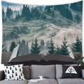 Vista dettagliata dell'arazzo bosco e libro sopra un divano grigio in un interno moderno - Montagna della Foresta a Maglia (20) / 100x70(Pelle di Pesca)