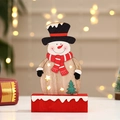 Detail der hölzernen Schneemann-LED-Lampe mit Sternenausschnitten und warmem Licht - Kleiner Schneemann