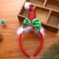 Weihnachts-Haarreif mit rotem Paillettenhut, grüner Schleife und Federbesatz auf Holzgrund - Schleife Feder Weihnachtsmütze Haarreif