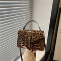 Sac bandoulière à imprimé léopard avec bordure en cuir marron et boucle dorée - Marron