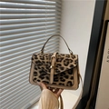 Petit sac bandoulière chic à motif léopard avec bordure en cuir beige pour femme - Kaki