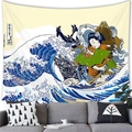 Tapiz japonés Ukiyo-e con Geisha y la Gran Ola sobre un sofá gris moderno - 100x70(Piel de Melocotón) / Great Wave Geisha