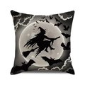 Makrodetail der Leinenstruktur auf dem Halloween-Kissenbezug mit Hexen-Silhouette - Schwarz-Weiß-Hexensilhouette (1)