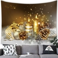 Tapiz navideño con velas doradas y cajas de regalo sobre un sofá gris - 100x70(Piel de Melocotón) / Diseño Caja de Regalo Piña Tonos Oro Marrón Rama de Pino (8)