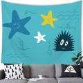Dettaglio di un arazzo da parete blu con creature marine cartoon sopra un divano grigio - 100x70cm / Stile 5