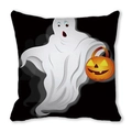 Detail eines quadratischen Halloween-Kissenbezugs mit Geist und Kürbis-Laterne-Motiv - Schwarzer Hintergrund überraschter Geist mit Laterne (5)