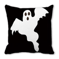 Detailansicht des Halloween-Kissens mit weißem Geistermuster auf schwarzem Bezug - Schwarzweiß-Geisterumriss (6)