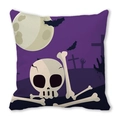 Detail eines Halloween-Kissenbezugs mit Totenkopf und Knochen auf lila Hintergrund - Violetter Friedhof Totenkopf und Knochen (10)