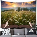 Arazzo da parete con libro aperto e campo di margherite sotto il tramonto in montagna - Libro Margherite e Montagne (10) / 100x70(Pelle di Pesca)
