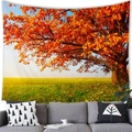 Dettaglio dell'arazzo con paesaggio autunnale appeso sopra un divano grigio moderno - 100cmx70cm (Peluche Corto) / Stile Grande Albero Arancio-Rosso Tardo Autunnale (5)