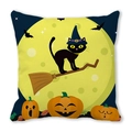 Halloween kussensloop met zwarte kat op bezem en pompoenen van perzikhuid materiaal - Toverenaar Kat Vliegende Bezem Drie Pompoenen (38) / 45x45cm