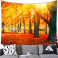 Dettaglio dell'arazzo da parete con bosco autunnale appeso sopra un divano in soggiorno - 100x70(Peluche Corto) / Stile Foresta Autunnale Calda (10)