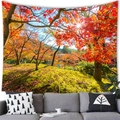 Dettaglio di un arazzo forestale autunnale con foglie di acero sopra un divano - 100x70(Peluche Corto) / Stile Magnifica Foresta di Aceri Rossi (11)