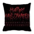 Nahaufnahme des Halloween-Kissenbezugs mit roten blutigen Buchstaben auf schwarzem Stoff - Rotes blutiges Alphabet-Stil (1)