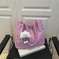 Grand sac cabas tissé rose avec pendentif nuage mignon sur une chaise en métal - Rose Avec Charme