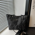 Sac fourre-tout noir minimaliste en tissu froissé avec logo métallique pour le travail - Standard / Noir