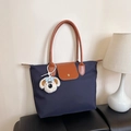 Borsa tote in nylon blu scuro con manici in pelle marrone e ciondolo a forma di peluche - Con Ciondolo / Blu Notte