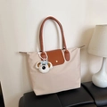 Bolso tote grande de nailon beige con ribete de cuero marrón y colgante de perro blanco - Con Colgante / Caqui