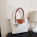 Bolso tote de lona beige con asas de cuero marrón y un colgante de peluche blanco - Con Colgante / Blanco
