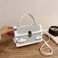 Bolso bandolera de cuero PU blanco con solapa de malla y elegante cierre ovalado - Blanco