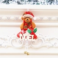 Χριστουγεννιάτικο αρκουδάκι με γράμματα NOEL και κουδούνια κρεμασμένο σε λευκό τζάκι - Στυλ Αρκούδα (NOEL)