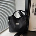 Schwarze Shopper-Tasche mit Fashion-Aufnäher und Tunnelzug für den täglichen Gebrauch - Schwarz