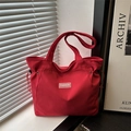 Minimalistische rote Nylon-Tragetasche mit Kordelzug und Fashion-Textaufdruck - Rot