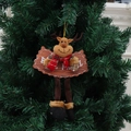 Addobbo natalizio con renna di peluche e targa NOEL in legno su albero verde - Cervo
