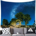 Detailansicht des Wandteppichs mit Wald und Galaxie über einem modernen Sofa - Stil 6