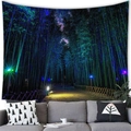 Detailansicht eines Neon-Bambuswald-Wandteppichs über einem grauen Sofa für die Deko - Stil 8
