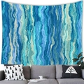 Blauer abstrakter Wandteppich mit Wellenstruktur über einem grauen Sofa im Wohnzimmer - 150x100(Pfirsichhaut) / Design Nr. 4