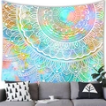 Mandala-Wandteppich mit Sternenhimmel-Design über einem grauen Sofa im Wohnzimmer - 150x100(Pfirsichhaut) / Farbiges Aquarell Mandala (4)