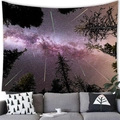 Wandteppich mit Sternenhimmel und lila Galaxie über einem grauen Sofa im Wohnzimmer - Stil 11