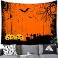 Detail eines Halloween-Wandteppichs mit Kürbis und Fledermäusen über dem Sofa - Orange Grabstein (8)